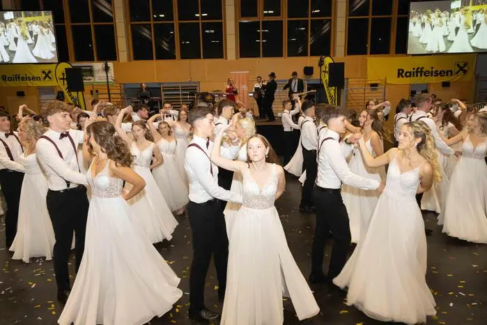 Stolz eröffnete der Abschlussjahrgang den Abend mit einer gelungenen Polonaise, bevor die Gäste bei Livemusik der Band Six Gin und später mit Unterstützung der DJs bis in die Nacht hinein tanzten.