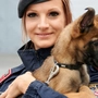 Eine Polizei-Hundeführerin mit einem der Welpen
