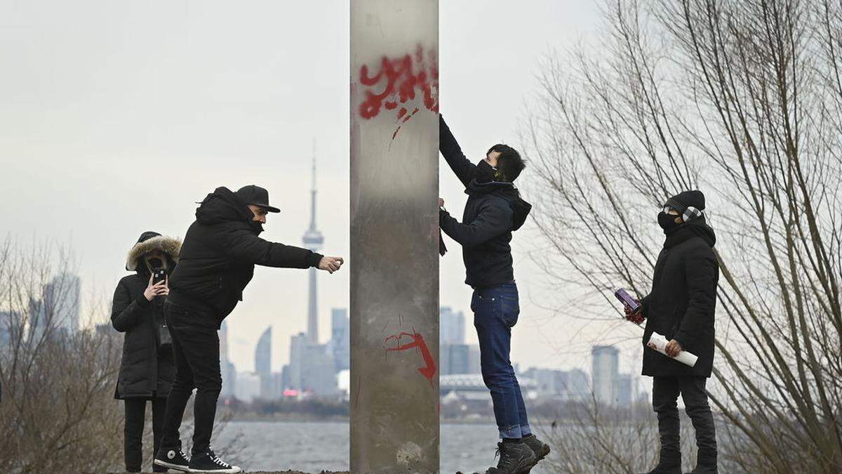 Diese Metallsäule tauchte in Toronto auf