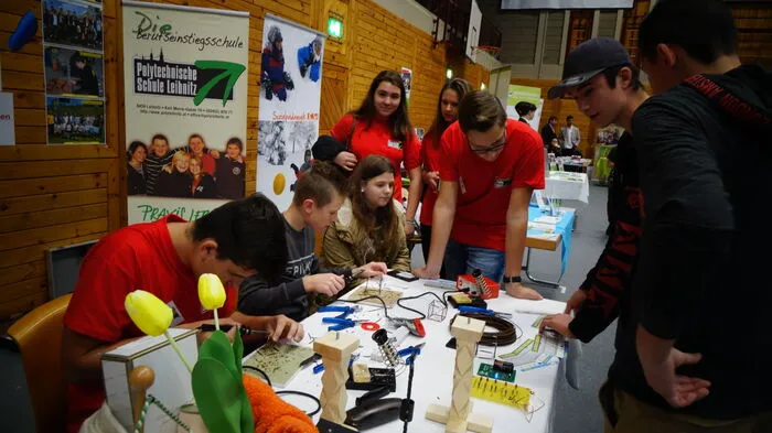 An 71 Ausstellungsständen konnten sich die Schüler über Bildungsmäglichkeiten rund um Lehre, Schulen und Studium informieren.
