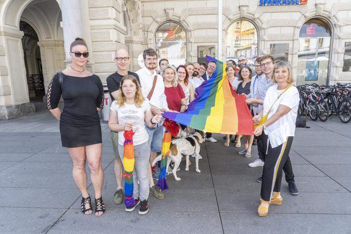 Die Stadt Graz hat ihre ersten Regenbogenflaggen gehisst – und neben Bürgermeisterin Elke Kahr (KPÖ) und Vizebürgermeisterin Judith Schwentner (Grüne) waren auch Vertreterinnen von KPÖ, SPÖ, Grünen und Neos beim Anbringen der ersten Fahne dabei