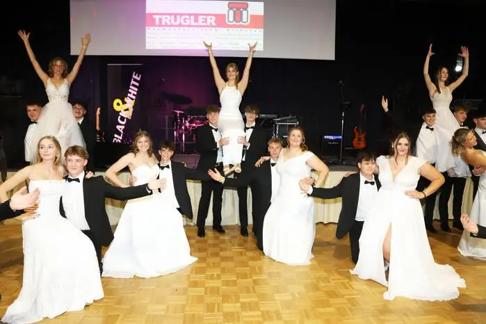 Für die Polonaise war die Tanzlehrerin Gabi Remschnig vom Tanzstudio „Dance for Life“ zuständig, Die Organisation der Mitternachtseinlage war eine Selbstorganisation der SchülerInnen.