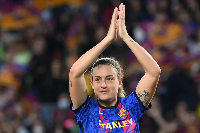 Update: Superstar Alexia Putellas verpasst die EM wegen einer Verletzung. Weltfußballerin, Champions-League-Siegerin und mehr: Alexia Putellas ist das große Aushängeschild der jüngeren Generation. Die 28-jährige Spanierin hätte wohl auch der Europameisterschaft ihren Stempel aufdrücken, wie sie es dem Spiel des FC Barcelona in den vergangenen Jahren aufgedrückt hat. Hätte, denn die Spanierin hat sich einen Tag vor der Eröffnung schwer verletzt und mit der schweren Verletzung fällt die Kapitänin für das gesamte Turnier aus. Die 28-jährige Offensivspielerin zog sich einen Riss des vorderen Kreuzbands im linken Knie zu. „Sie ist ein Vorbild“, sagt Barcelona-Legende Andres Iniesta. „Sie verkörpert, was ein Klub verkörpern will.“ Sie ist ein Fanliebling in der katalanischen Metropole.
