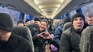 Das erste Foto in Freiheit: In einem Bus formt Maria Kolesnikowa ihre Hände zu einem Herz. Neben ihr sitzen ebenfalls freigelassene Polit-Häftlinge