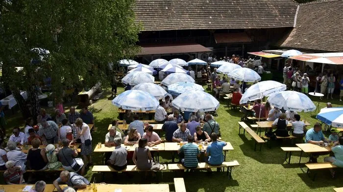 Eine großartige Stimmung gab es am Dorfplatz bei Musik, Volkstanz und Sterz aus der Rauchkuchl