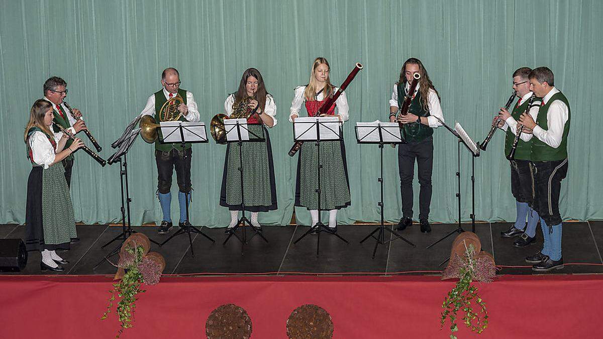 Teil des Bläserensembles der Trachtenkapelle Ebene Reichenau