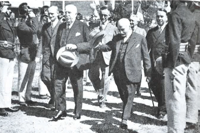 Präsident Emil Winter (Mitte mit Hut) besuchte 1933 das Werk