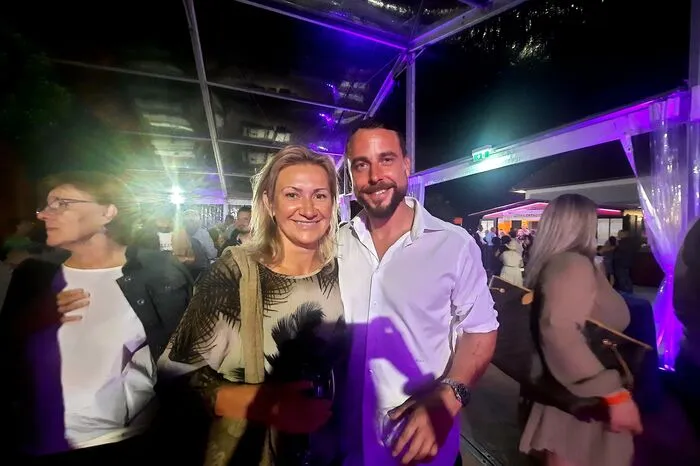 ... auch Vertreter aus Kunst und Kultur: Schauspielerin Angelika Niedetzky mit Begleitung.