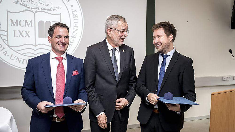 Bundespräsident Alexander van der Bellen verlieh am Dienstag Benjamin Hackl (rechts) und Christian Niemetz die höchsten studentischen Ehren