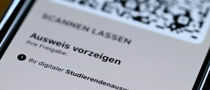 Nahaufnahme auf ein Handy mit geöffneter Handysignatur