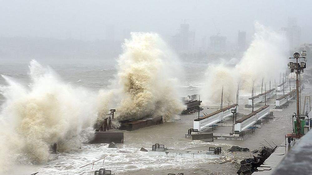 Aus Küstenregionen des Bundesstaates Maharashtra, in dem Mumbai liegt, wurden 12.500 Menschen in Sicherheit gebracht