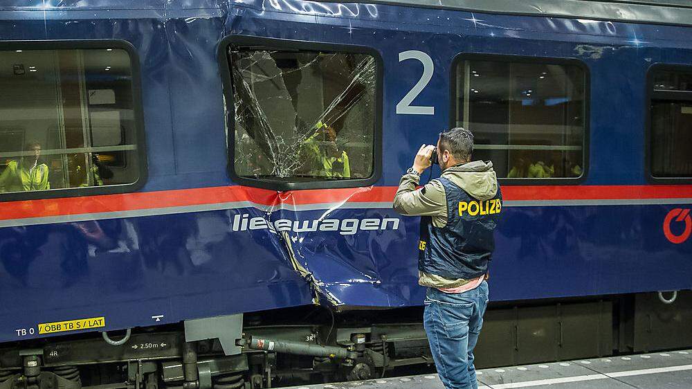 Bei einem Verschubunfall mit zwei Personenzügen am Salzburger Hauptbahnhof sind am frühen Freitagmorgen Dutzende Menschen verletzt worden