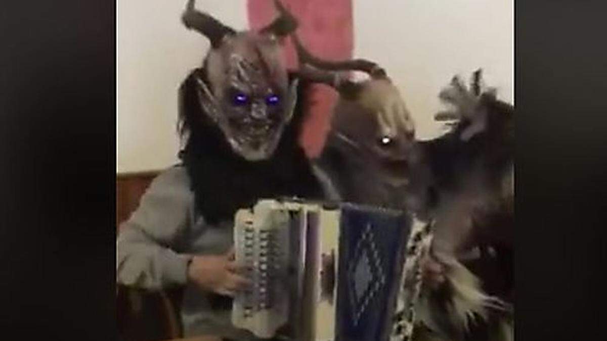 Seltenes Naturschauspiel: Ein Krampus musiziert auf einer Ziehharmonika