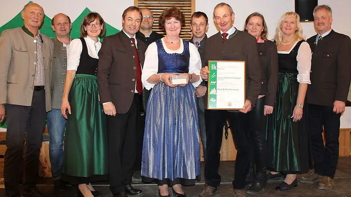 Landwirtschaftskammerpräsident Johann Mößler mit den Hofübergebern Johanna und Peter Lichtenegger (vorne Mitte) und weiteren Kammerfunktionären bei der Ehrung am Reiterhof Stückler