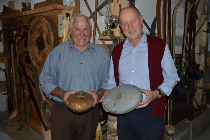 Christof Memmer und Hans Hohenwarter mit alten Wärmflachen