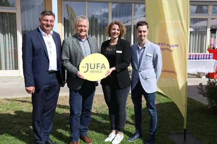 Bürgermeister Gerhard Meixner, Jufa Vorstandsvorsitzender Gerhard Wendl, Camilla Winter und Mario Üllen von der Hotelleitung.