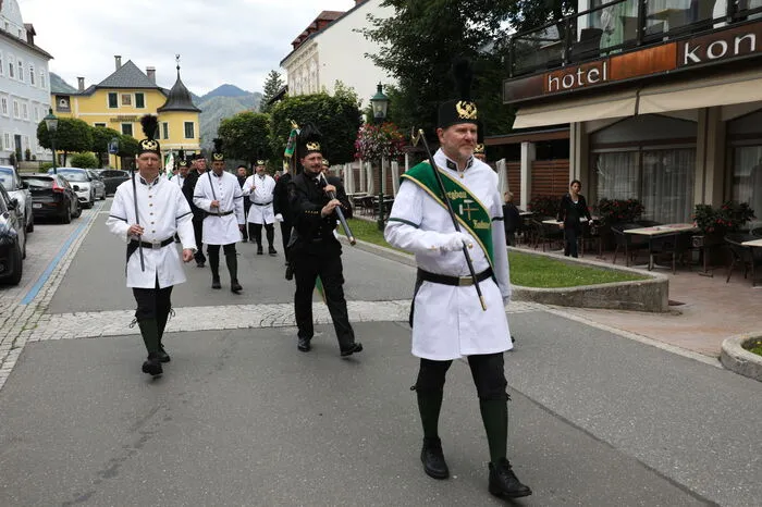 Mit dabei waren unter anderem Abordnungen der Knappschaften Leoben-Seegraben, Vordernberg, Eisenerz, Radmer und Trieben. Im Anschluss gab es einen gemütlichen Erfahrungsaustausch der bergmännischen Traditionsvereine im Raiffeisensaal bei Gulasch und Bier.