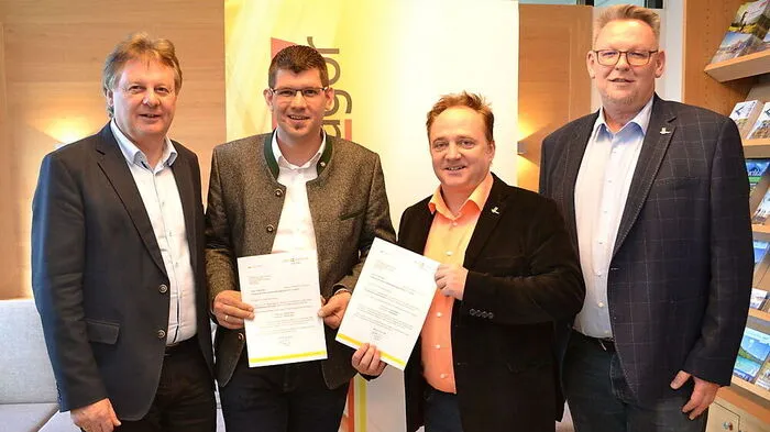 Hermagors Vizebürgermeister Leopold Astner, Landesrat Martin Gruber, Bürgermeister Siegfried Ronacher als Vorsitzender des Gemeindeverbandes Karnische Region und Vizebürgermeister Christian Potocnik