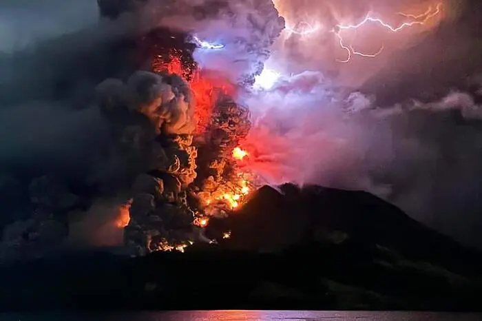Der letzte große Ausbruch des Vulkans ereignete sich im Jahr 2002, als die Lava- und Aschesäule, die er ausspuckte, eine Höhe von bis zu 27 Kilometern erreichte.