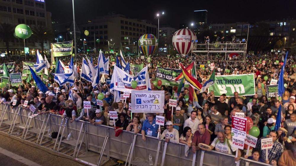 Zehntausende haben gegen Netanyahu demonstriert