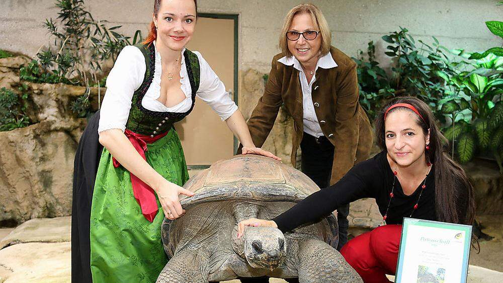 Gudrun Nikodem-Eichenhardt (links) Caroline Athanasiadis (rechts) und Frau Direktorin Dagmar Schratter (Mitte) sowie Riesenschildkröte Schurli 