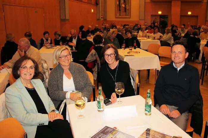 Im Zentrum des Romans steht eine leise, tiefgehende Geschichte über eine Jugendliebe, Erinnerungen und Gefühle nach über 60 Jahren des Wiedersehens. In sehr poetischer Sprache begeisterte Pluhar das Publikum und zeigte ihr großes Können als Schriftstellerin. 