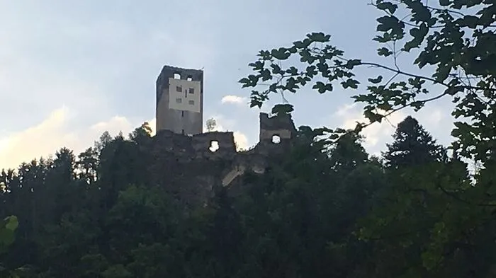 Das Hakenkreuz auf der Ruine Hochkraig endlich Geschichte 