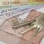 Wohnungsschlüssel und Euro Geldscheine als Miete für Wohnung