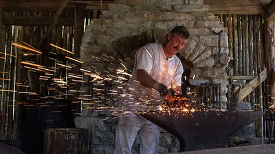  Zimmerer, Schmied oder Steinmetz – an die 60 Menschen finden zu Spitzenzeiten auf der Burgbaustelle Arbeit 