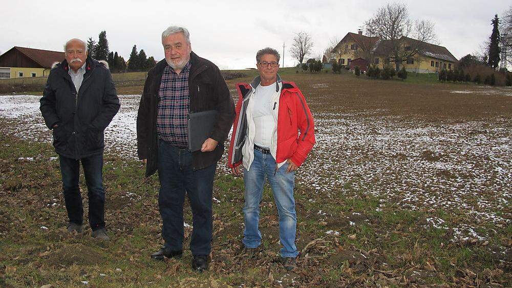 Anton Maier (rechts) mit Peter Blaskovic (links) und Martin Wabl vor dem betroffenen Grundstück
