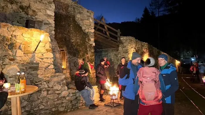 Am vorletzten Tag des Jahres 2024 lud der Verein der „Mystischen Unter- und Oberwelten der Region Anger“ zum Bauernsilvester auf die Burgruine Waxenegg.