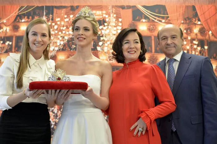 Opernball-Organisatorin Maria Großbauer, Debütantin, Birgit Berthold-Kremser (Swarovski) und Operndirektor Dominique Meyer bei der Präsentation der Tiara.