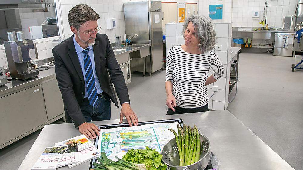 Simon Berner und Ulrike Seehofer im Labor 