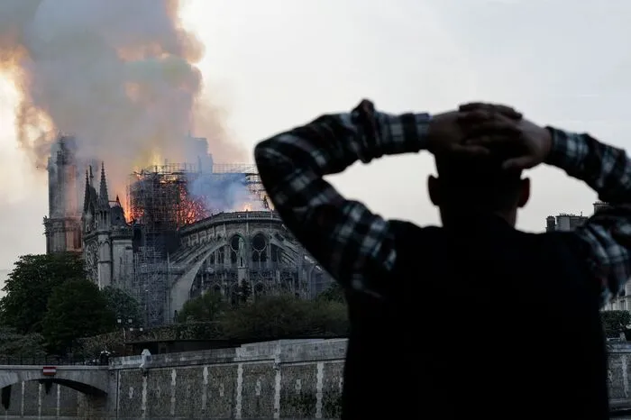 Zur Zeit des Brandes fanden an Notre-Dame Bauarbeiten statt, das tonnenschwere Metallgerüst schmolz in der Hitze der Flammen.