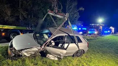 Das entgegenkommende Auto wurde bei dem Unfall stark beschädigt