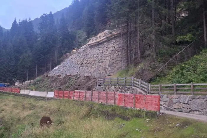 Weil sich die Kehre einer in Bau befindlichen Zufahrtsstraße oberhalb der Felbertauernstraße absenkte, sank auch diese Natursteinmauer um einen Meter ab