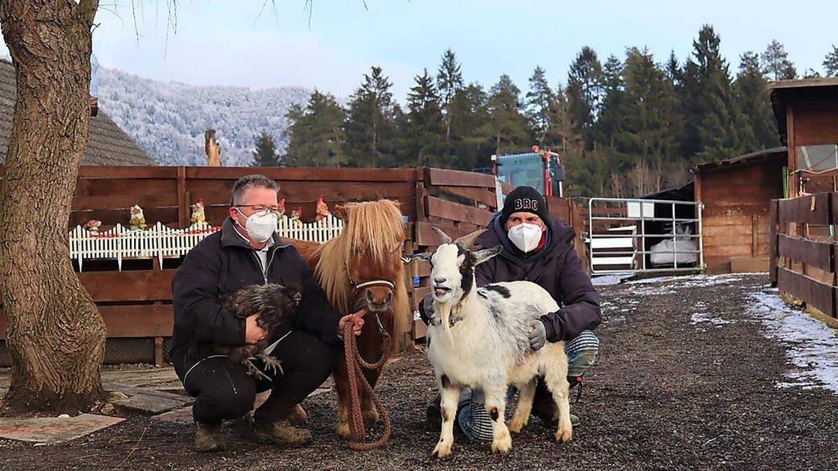 Von links: Karin Höfler-Wagner, Gockel Geppetto, Pony Hermann, Ziege Pauli und Tierpflegerin Dani