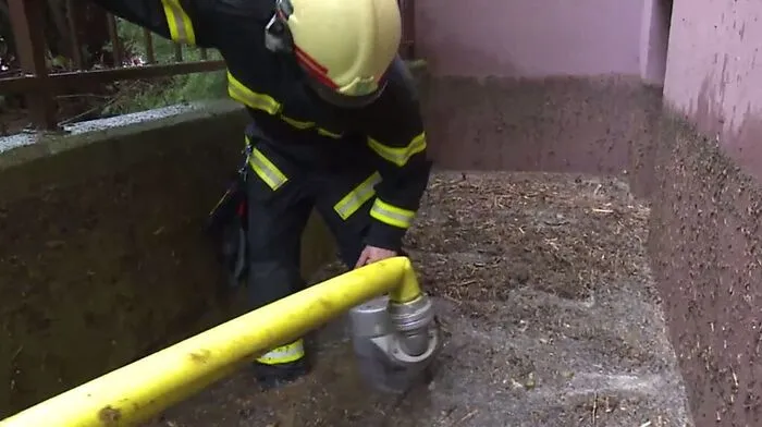 Die Feuerwehr beim Auspumpen