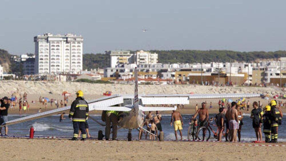 Die Notlandung an einem belebten Strand Portugals forderte zwei Todesopfer