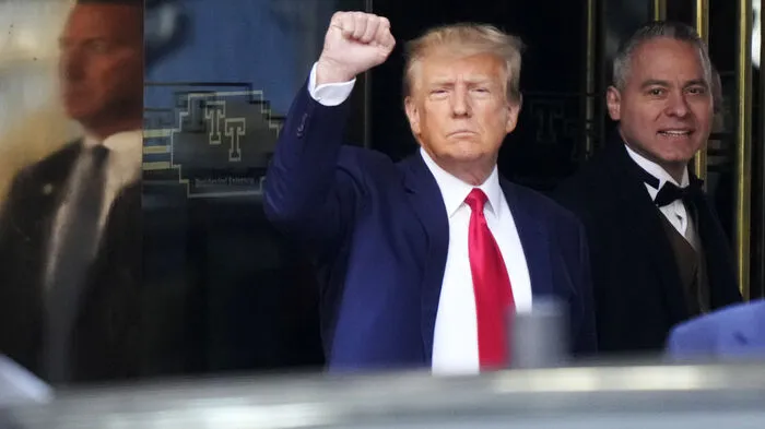 Der frühere US-Präsident Donald Trump ist am Dienstag gegen 13.30 Uhr Ortszeit in einem Gericht in Manhattan eingetroffen, ...