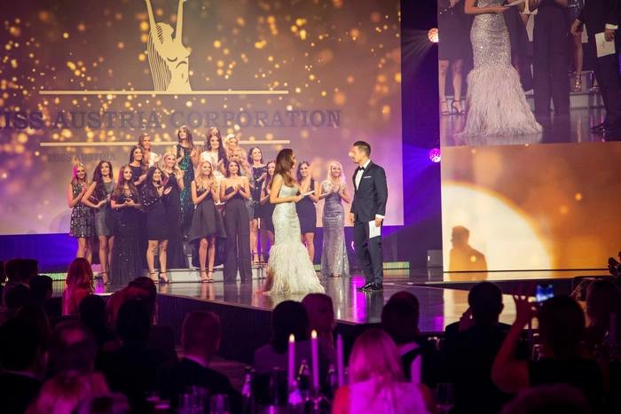 Die Moderatoren Sasa Schwarzjirg und Andreas Moravec führten charmant durch den, wie eine Fashionshow gestalteten, Abend.