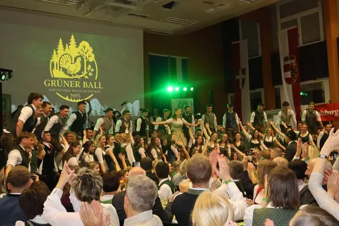 Den Auftakt machten die drei Klassen mit einer klassischen, schwungvollen Polonaise.
