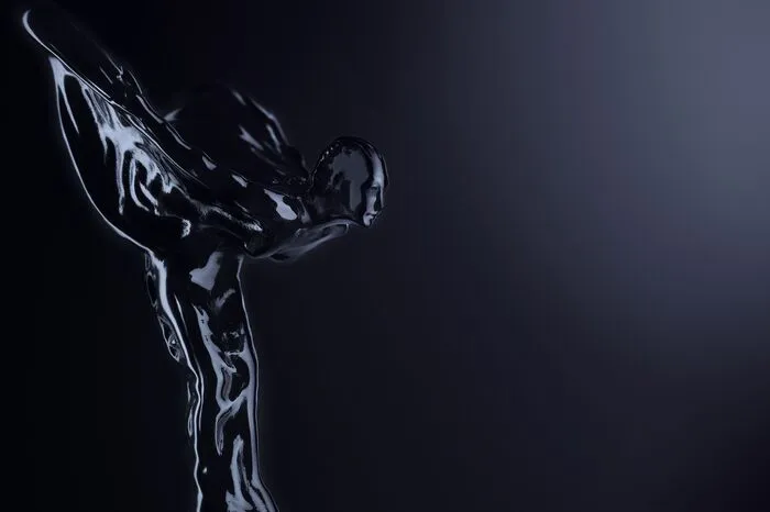 Das beginnt mit der Kühlerfigur „Spirit of Ecstasy“, die nun in hochglänzend schwarz durch die Nacht streift. Das Doppel-R-Emblem, das an der Front, den Seiten und am Heck jedes „Black Badge“-Modells angebracht ist, nimmt die umgekehrte Farbgebung an und erscheint jetzt in Silber auf Schwarz. Der Kühlergrillrahmen, die vorderen Lufteinlässe und der Heckklappenabschluss, sowie die Auspuffrohre sind schwarz verchromt.