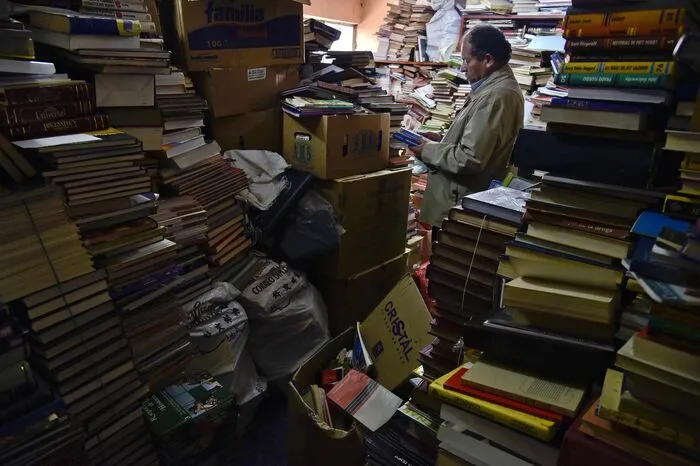 ... und verwandelt sein Haus in eine Gratis-Bibliothek mit 25.000 Werken und es werden mehr und mehr.