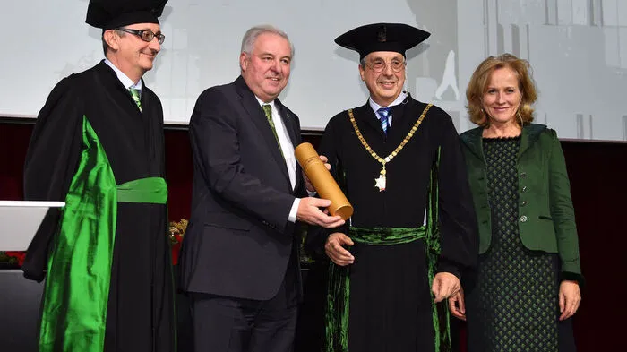 Schützenhöfer mit Senatsvorsitzendem Andreas Wedrich, Rektor Hellmut Samonigg und Uniratsvorsitzender Cattina Leitner