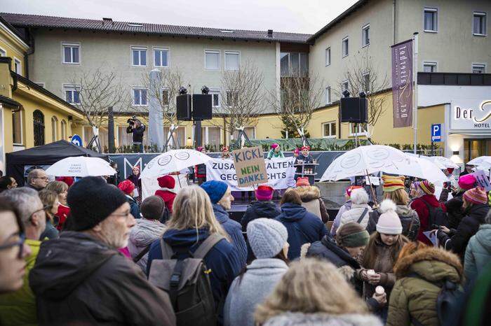 Während FPÖ-Anhänger vor der Jahnturnhalle auf Einlass warteten, formierte sich gegenüber eine Demonstration der „Omas gegen Rechts“, 200-300 Personen nahmen teil. 