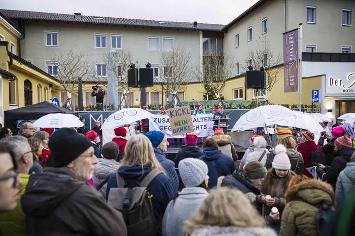 14.02.2024, Ried im Innkreis, AUT, Unterwegs in Oberösterreich, Politischer Aschermittwoch der FPÖ in der Jahnturnhalle Ried im Innkreis, im Bild Impressionen, DEMO, OMAS gegen RECHTS, DEMOS *** 14 02 2024, Ried im Innkreis, AUT, On the road in Upper Austria, Political Ash Wednesday of the FPÖ in the Jahnturnhalle Ried im Innkreis, in the picture impressions, DEMO, OMAS against RIGHT, DEMOS