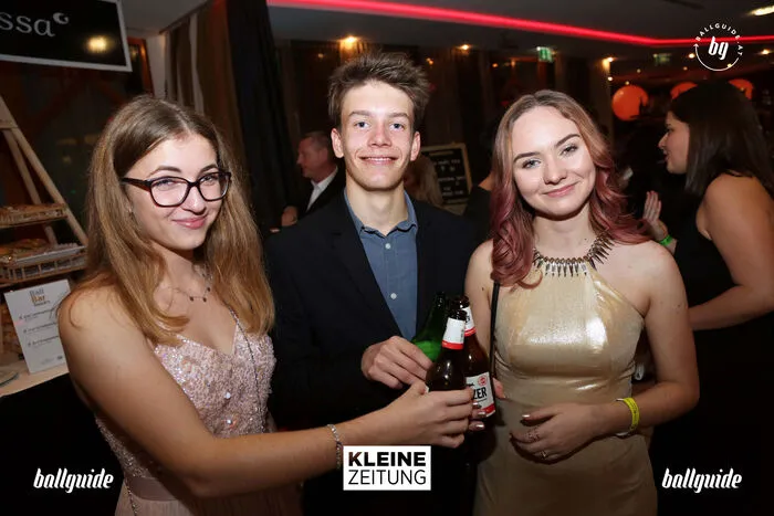 Für die musikalische Unterhaltung der Gäste sorgten „Kernfusion“ im Wintergarten und „DJ Adronity“ im kleinen Saal. Außerdem tanzten die Besucher zu den Klängen von „MeetU“ im großen Saal.