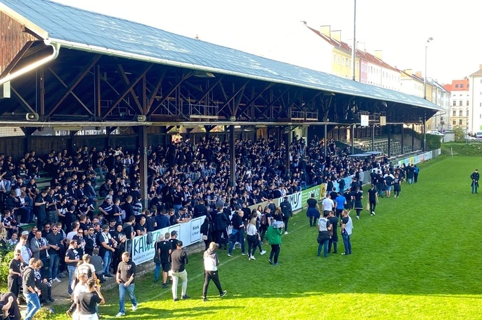 Getroffen hatten sich die Sturm-Fans in der Gruabn. Für die Sturm-Fans schenkte dort der Grazer Sportklub Straßenbahn aus, der das alte Sturm-Stadion ja mittlerweile bespielt. Der Reingewinn fließt in den finanziellen Mehraufwand der Gruabn-Sanierung.
