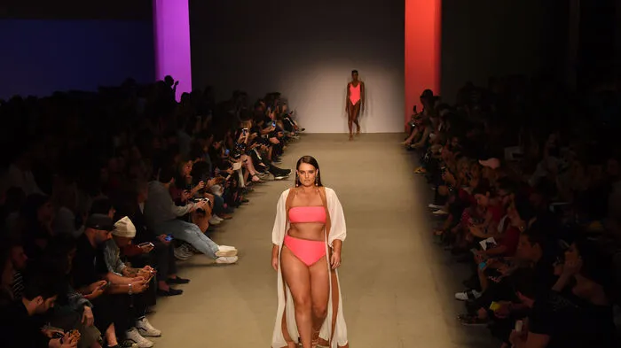 Zurück in die 70er, zurück an den perfekten Strand mit Brasiliens Lieblingsdesigner Amir Slama. Die neue Kollektion für sein Strandmodenlabel Rosa Chá vorgestellt auf der Sao Paulo Fashion Week ist eine Hommage an die Tropicalia-Bewegung, Flower Power und coole Rhythmen auf brasilanische Art, schreibt euronews.